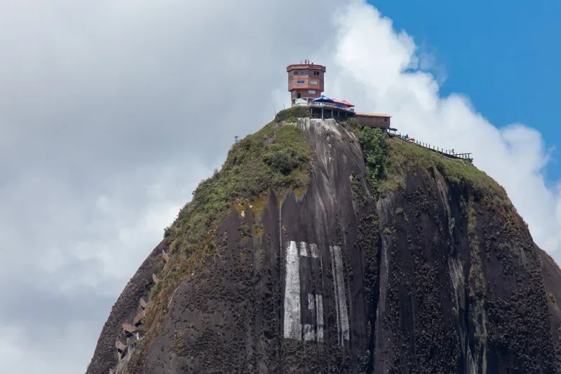 Steigen Sie auf den Stein von El Peñol und genießen Sie die schöne Landschaft von Guatapé Medellín