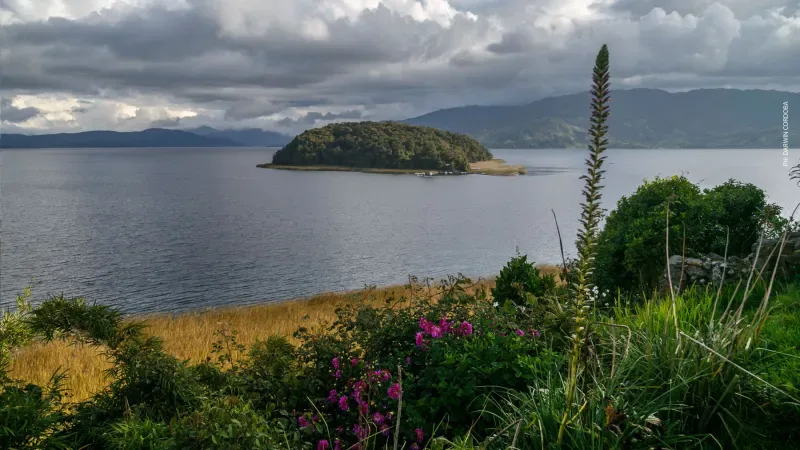 El sur es mi norte te lleva a Laguna de la Cocha en Nariño, un lugar mágico con zonas verdes y una laguna cristalina