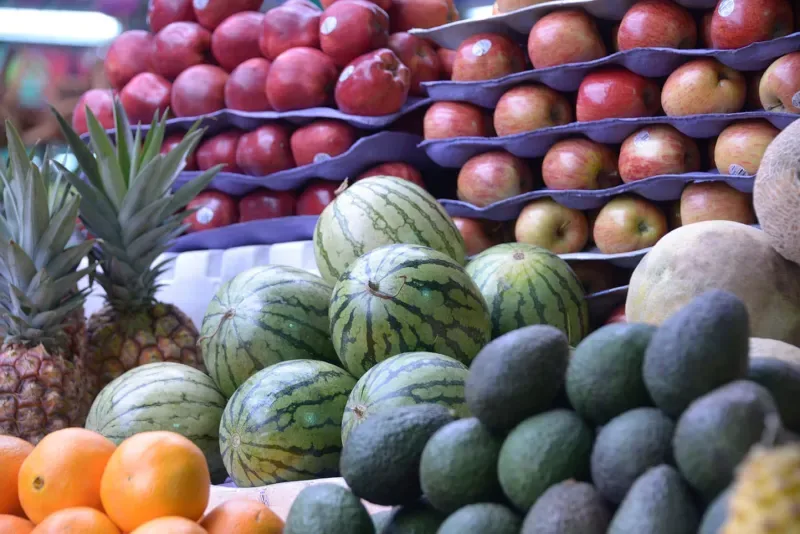 Frutas y aguacates en la Plaza Paloquemao de Bogotá