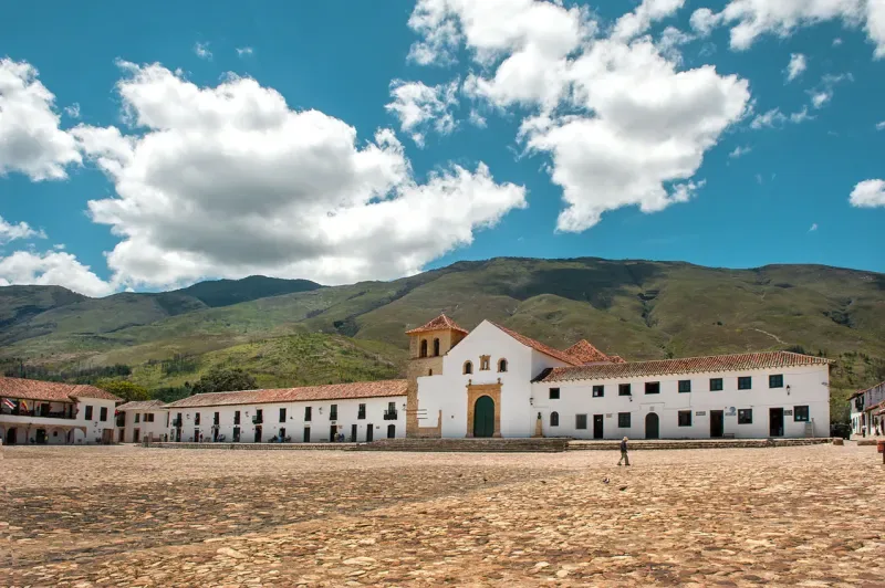 La extensa plaza central de Villa de Leyva