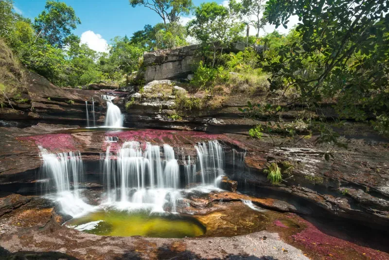La majestuosa cascada de los dos pianos en Caño Cristales la Macarena, agua cristalina, es parte de las iniciativas de turismo y posconflicto en Colombia