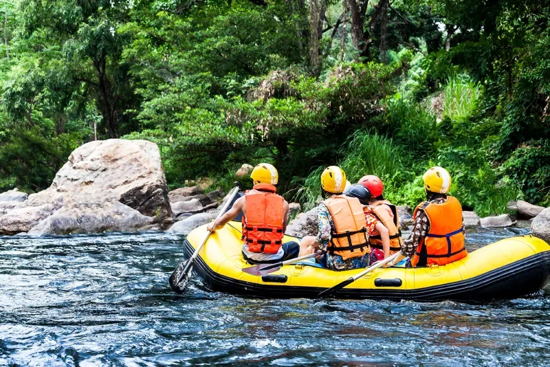 Varios turistas hacen rafting en el río Amazonas divisando la extensión del mismo y sus fuertes corrientes