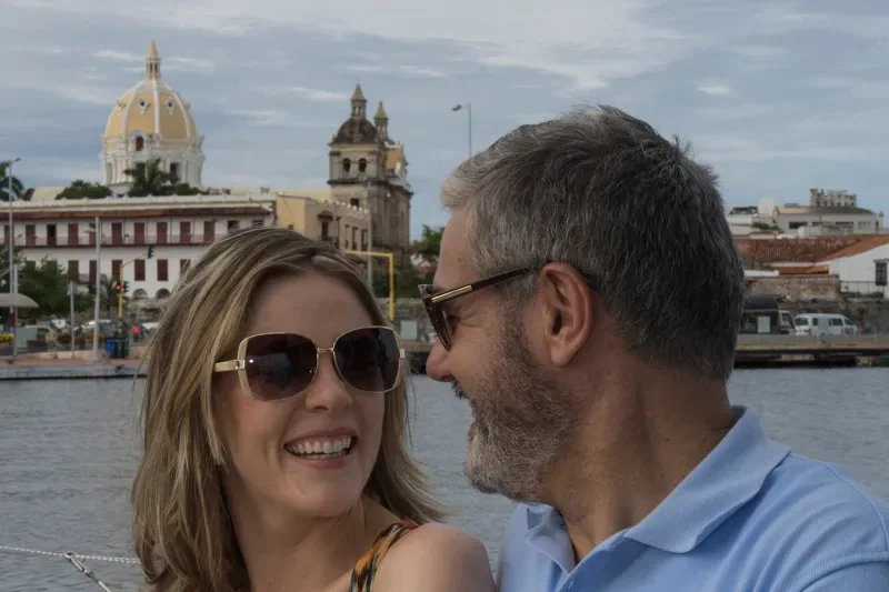 Dos turistas extranjeros visitan las calles de Cartagena de Indias