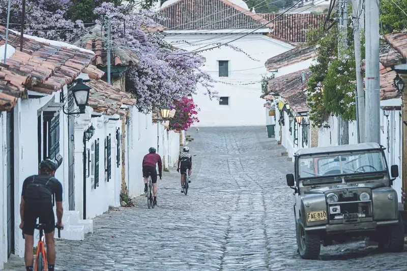 Ciclistas en bicicleta en los hermosos pueblos de Colombia