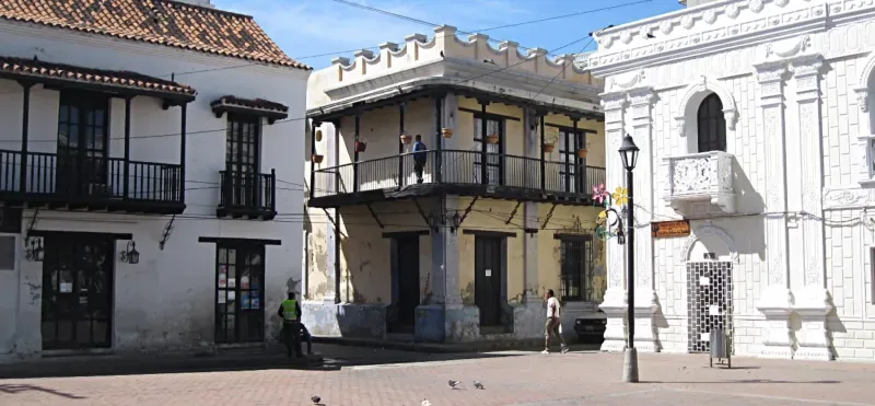 Fassade des Hauses von Madame Augustine in Santa Marta, Kolumbien.