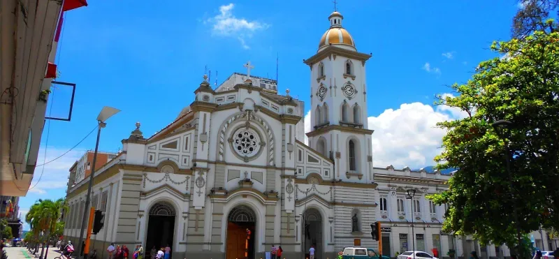 La Catedral Primada de Ibagué, Colombia, mostrando su majestuosa arquitectura.