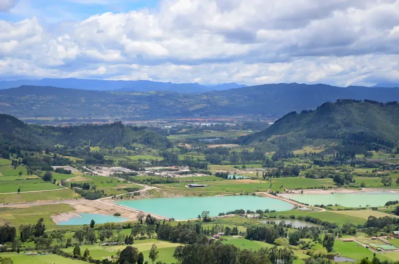 Sabana de Cundinamarca con un lago en un día soleado, una de las actividades de aventura en Cundinamarca