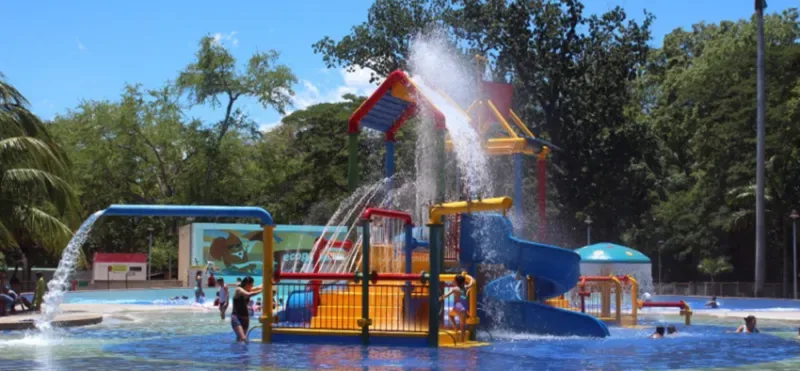 A wide-angle view of Ecoparque Comfanorte featuring green landscapes and family-friendly spaces.