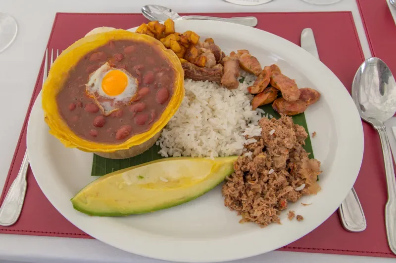 Exquisita Bandeja Paisa de Filandia