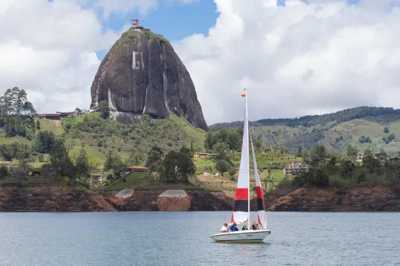 Guatapé Antioquia Colombiaのペニョールの岩