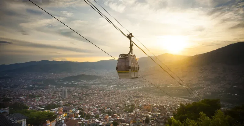 Panorámica del Metrocable de Medellín medio de transporte en el cual puedes llegar a varios parques y jardines de Medellín