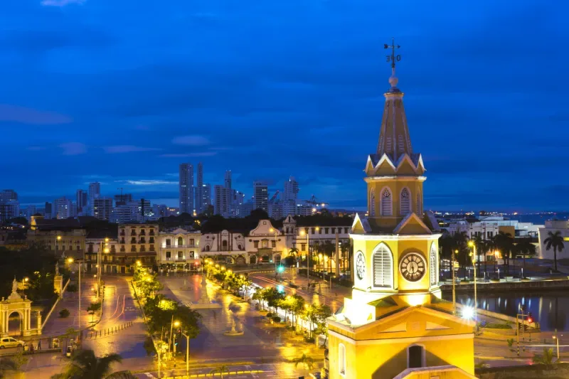 Cartagena de noche con su plaza central iluminada