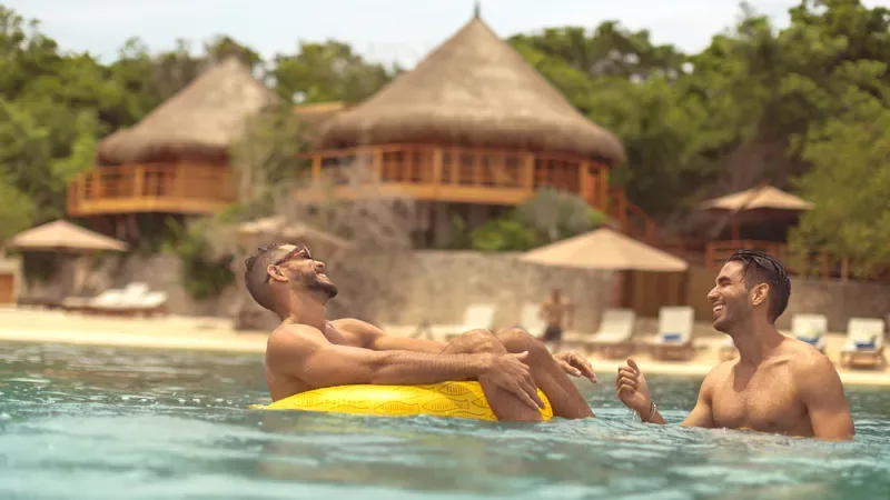 Dos turistas en una de las piscinas de la ciudad, siendo esta, otra de las actividades LGBT en Cartagena