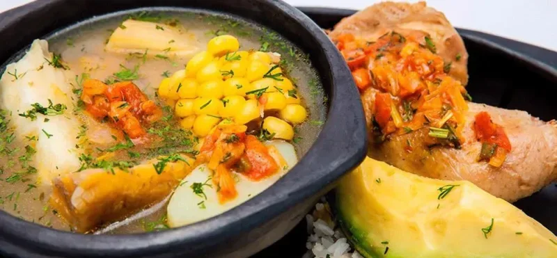 Sancocho de Ginebra servido en un plato tradicional.
