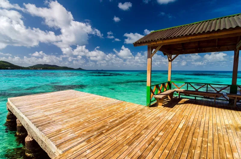 The sea of seven colors in San Andrés, where a wood bridge beautifies the turquoise of the sea. This is part of the native lodges.