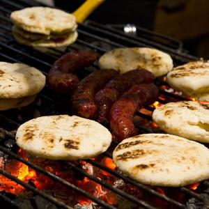 Las arepas y el chorizo son elementos frecuentes de los Platos típicos de Colombia