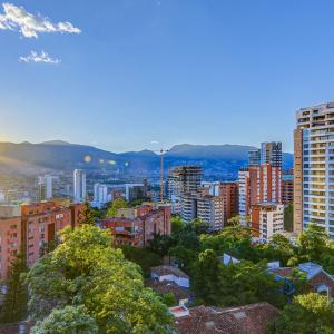 Vista panorámica de Medellín con el transporte masivo metro.