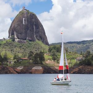 Guatapé Antioquia, vista panorámica y velero.
