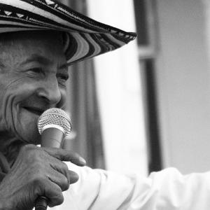 Hombre con sombrero y micrófono en el Festival Autóctono de Gaitas de San Jacinto