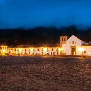 Vista nocturna de la Plaza mayor de Villa de Leyva