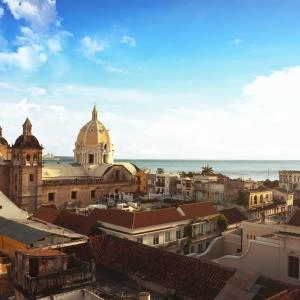 Vista del cielo azul, mar y edificaciones en Cartagena
