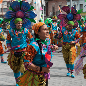 Bailarines con vestuario colorido en desfile del Carnaval de Negros y Blancos