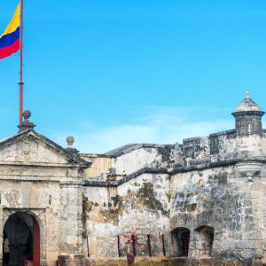 Murallas de Cartagena con bandera de Colombia y cielo azul