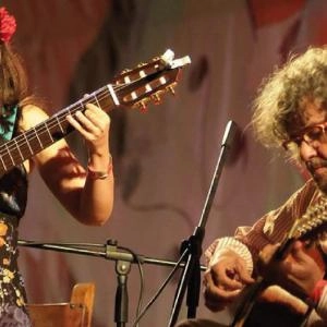 Dúo musical interpretando canción en medio de un concierto del Mono Núñez