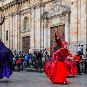 Artistas en una de la celebración cultural en Bogotá.