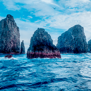 Felsige Inseln mitten im Wasser, eine der spektakulären Naturlandschaften Kolumbiens