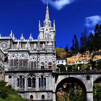 Santuario de Las Lajas es uno de los atractivos más famosos de turismo religioso en Colombia