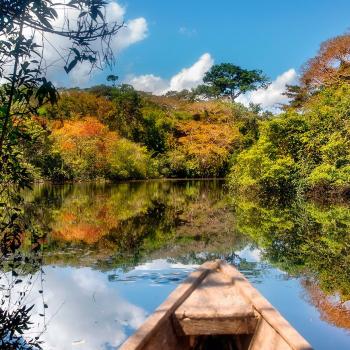 Una canoa en el río Amazonas, una lugar que inspira el ritmo musical de esta región| Colombia Travel 