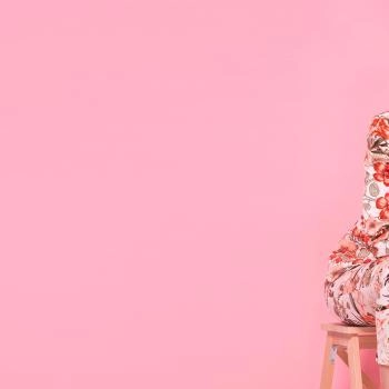 Una modelo sentada con un atuendo de flores representa el estilo de la moda colombiana.