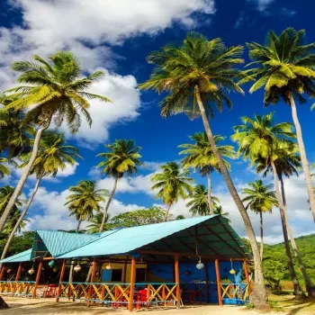 Fotografía de un día soleado en uno hoteles en Colombia, ideal para el confort