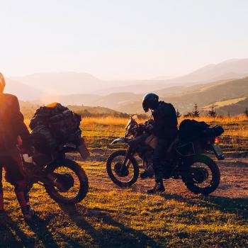 Una pareja se toma una selfie en su moto. Calcula tu ruta para disfrutar de la oferta turística que ofrece el país.