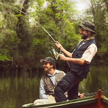 Hombres pescando en el Amazonas