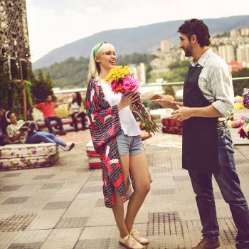 Una pareja con un ramo de flores amarillas en Medellín Colombia