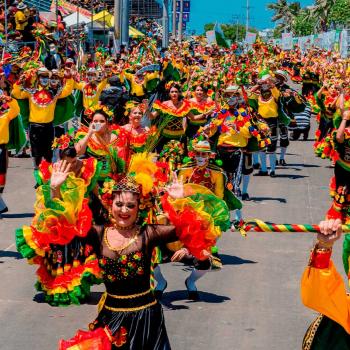 Bailarines con vestuario colorido en desfile en el Carnaval de Barranquilla