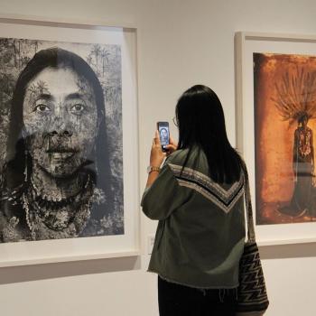 Mujer visita una exposición en un museo colombiano. 