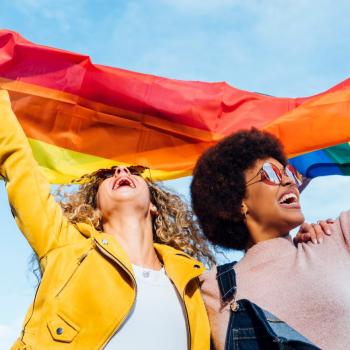 Mujeres ondeando la bandera LGBTQ