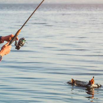 Un hombre en un lago practica la pesca deportiva en Colombia.