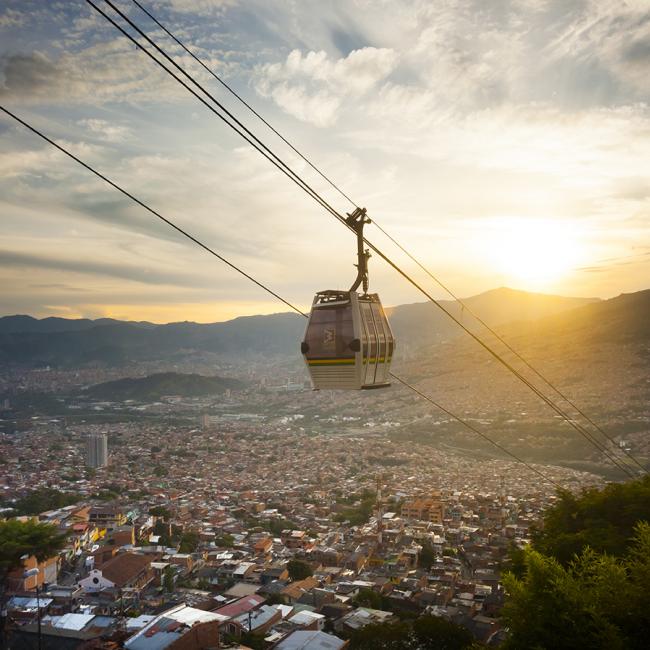 El metro de Medellín con la salida del sol en las montañas antioqueñas