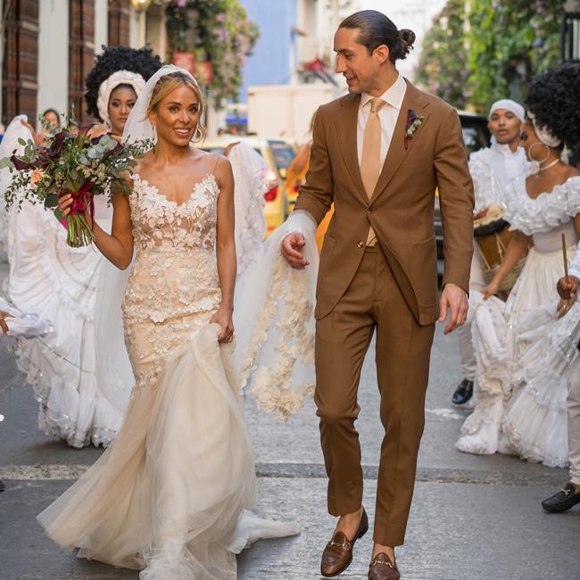 Pareja caminando por las calles de Cartagena celebrando su boda.
