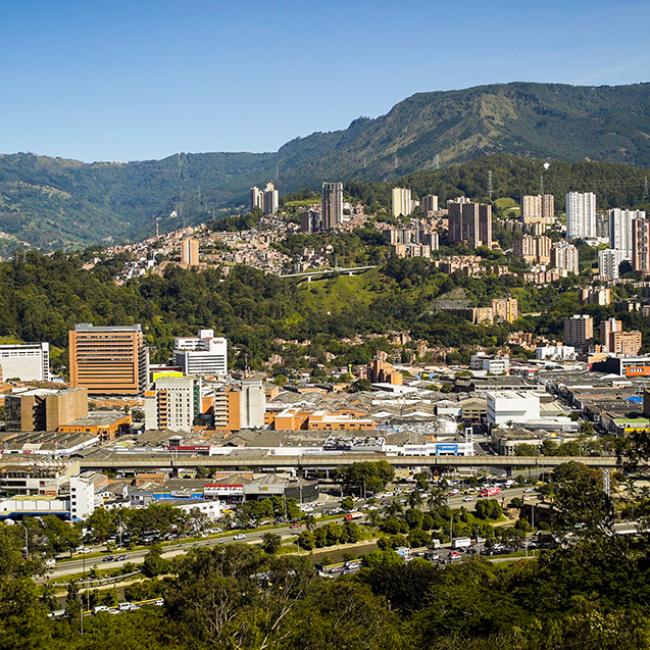 Vista panorámica de la ciudad de Medellín, un destino especializado en turismo LGBT