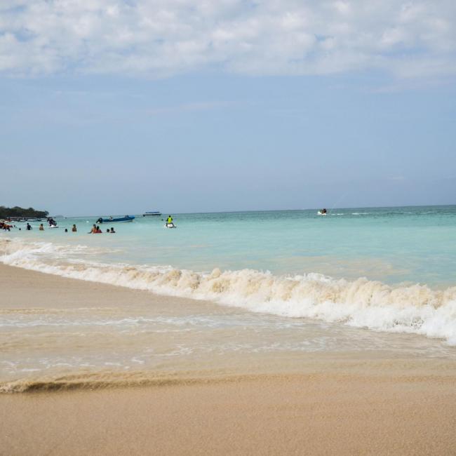 Conoce la playa de Barú - Vista de mar cristalino de las playas de Barú, la bahía con arena blanca y la vegetación cercana