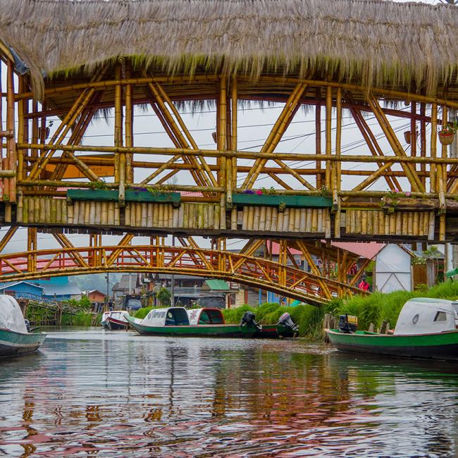 Un puente hecho en guadua en San Juan de Pasto usado para pasar un río 