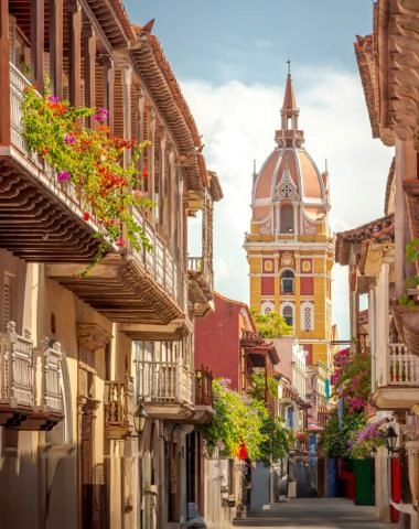 Ciudad amurallada de Cartagena con arquitectura colonial y vista al mar Caribe