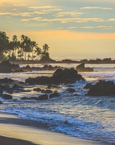 Costa del Pacífico en Nuquí, con mar azul y vegetación tropical