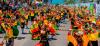 Bailarines con vestuario colorido en desfile en el Carnaval de Barranquilla