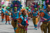 Bailarines con vestuario colorido en desfile del Carnaval de Negros y Blancos